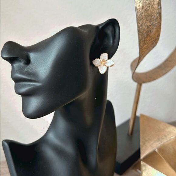 White flower stud earrings A653 - Picture 4 of 5